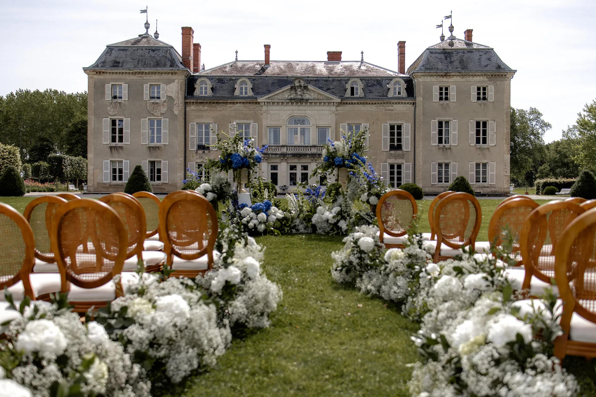 Luxus-Hochzeitszeremonie am Chateau de Varennes mit weißen und blauen Blumenarrangements in Frankreich